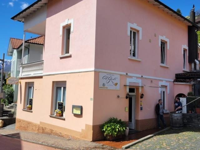 Stabile Einkommensquelle mit Gewerbe und Wohnflächen in Orselina/ Fonte di reddito stabile con spazi commerciali e residenziali a Orselina