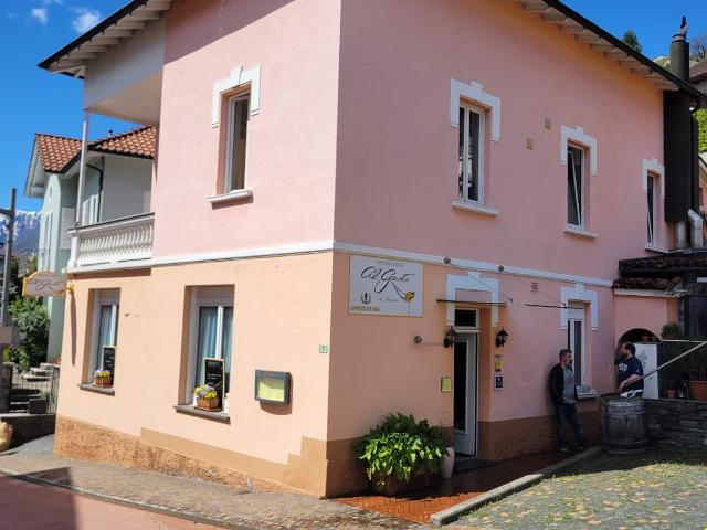 Stabile Einkommensquelle mit Gewerbe und Wohnflächen in Orselina/ Fonte di reddito stabile con spazi commerciali e residenziali a Orselina