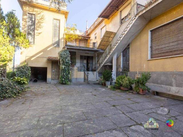 Stabile in vendita a Triuggio via Conte Paolo Taverna