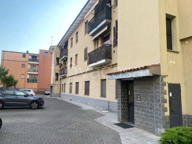 Stabile in vendita a Milano, Baggio