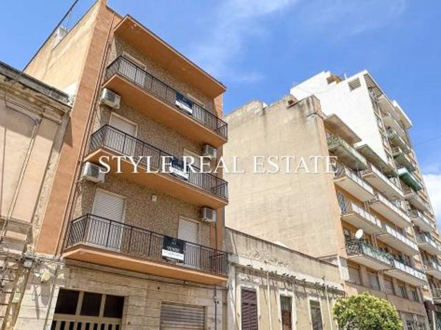 Stabile indipendente con terrazza, cortile e garage e/o commerciale a Siracusa