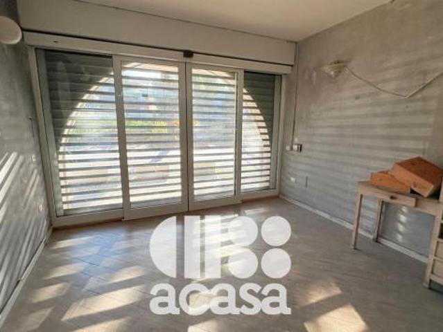 Stabile uso negozio, studio, uffici