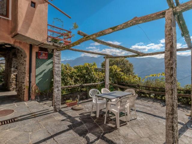 STABILE VISTA LAGO CON 3 UNITA', RISTORANTE E B&B A BRISSAGO
