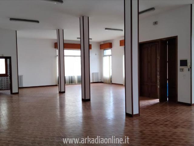 Stabile/Palazzo con box, Piacenza la verza