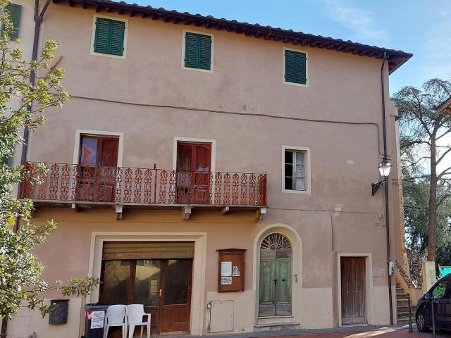 Stabile/Palazzo con giardino a Terricciola