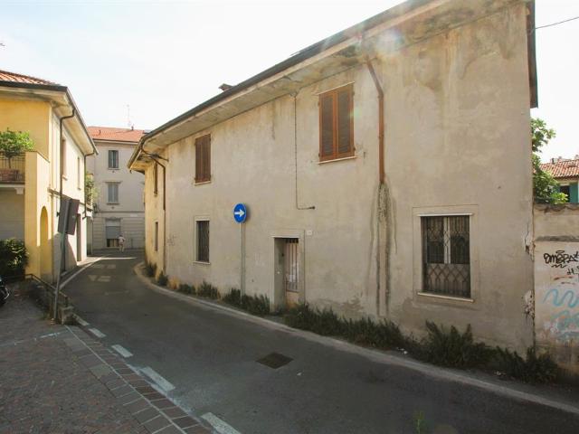Stabile/Palazzo con giardino in via monte rosa 38, Melzo