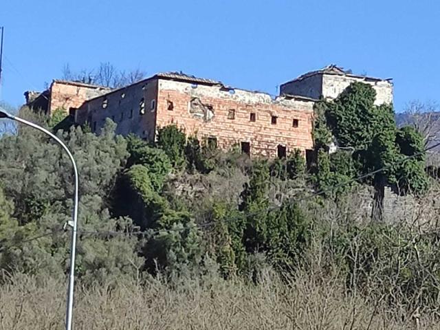 Stabile/Palazzo da ristrutturare a Fisciano