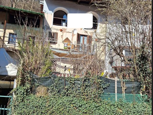Stabile/Palazzo da ristrutturare a Front