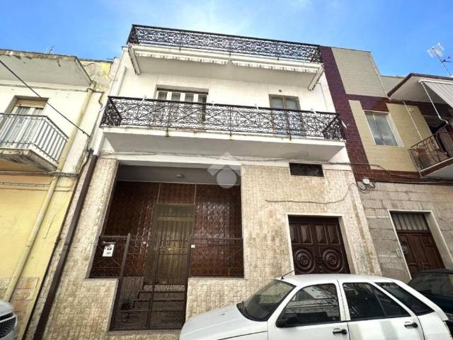 Stabile/palazzo in vendita a Canosa di Puglia via ventuno aprile, 26