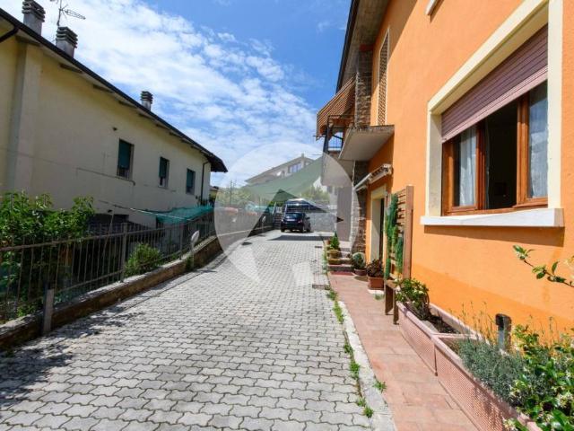 Stabile/palazzo in vendita a Castelnovo ne' Monti, Felina