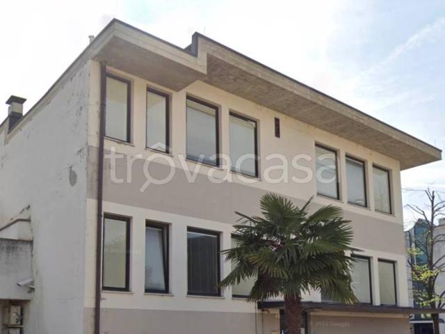 Stabile/palazzo in vendita a Bolzano via braille, Oltrisarco Aslago