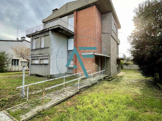STABILE/PALAZZO in VENDITA a LUGO di 10 vani