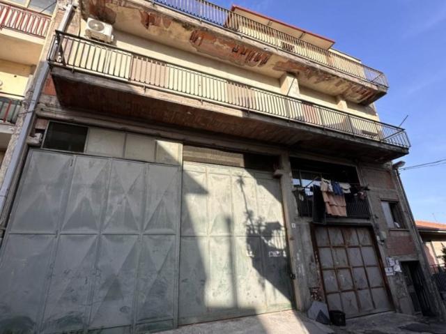 Stabile/palazzo in vendita a Misterbianco via Aniante