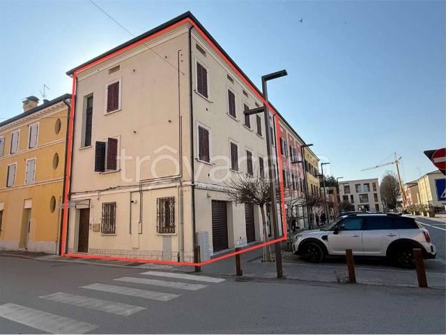 Stabile/palazzo in vendita a Novi di Modena piazza I Maggio, 8