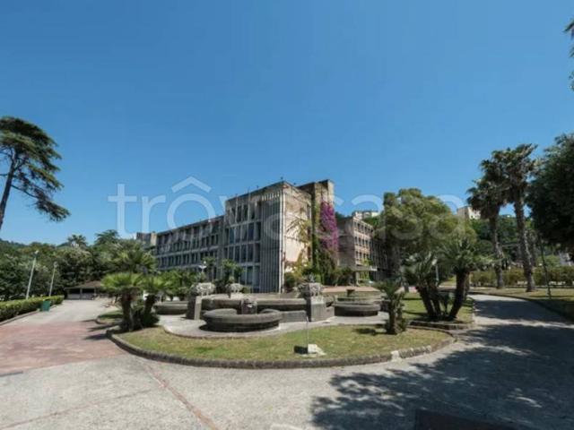 Stabile/palazzo in vendita a Napoli, Agnano
