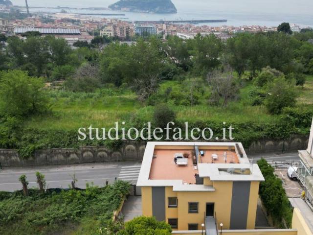 Stabile/palazzo in vendita a Napoli, Bagnoli