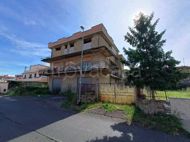 Stabile/palazzo in vendita a Roma via Barrali, 86, Rocca Cencia