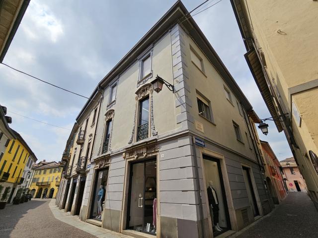 STABILE/PALAZZO in VENDITA a TREVIGLIO di 10 vani