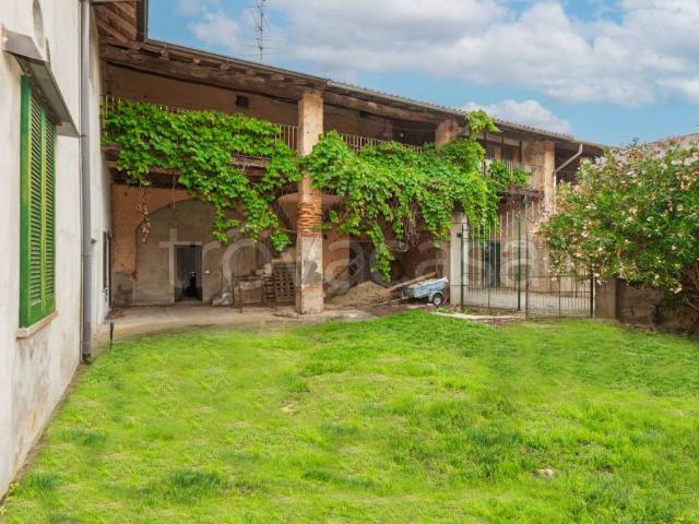 Stabile/palazzo in vendita ad Appiano Gentile via del Carso, 14
