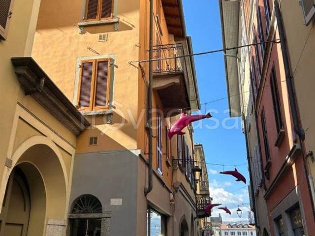 Stabile/palazzo in vendita ad Arona