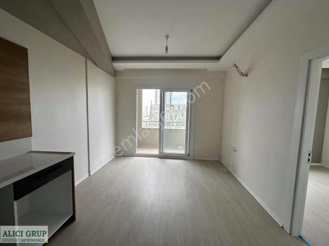 #stad Karşısı Anayola Yakın Az Katlı Binada Satılık 1+1 Daire
