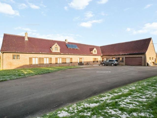 Staden. RUIME VILLA MET POTENTIEEL + loods van 435 m2 + loods van 515 m2. Totaal perceel met tuinen en vijver = +/ 9000m2. Ide