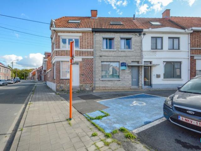Stadswoning met achtergelegen garagebox en doorgang