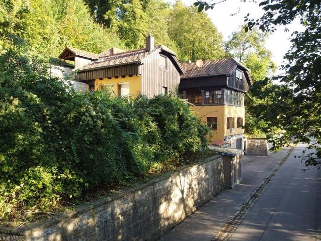 Stadtrand von Regensburg, Liebhaberobjekt Mehrgenerationen Landhaus mit Hanggrundstück