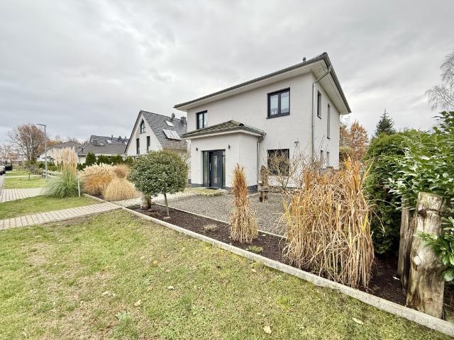 Stilvolle Stadtvilla in bester Lage – 4 Zimmer, überdachte Terrasse, Doppelgarage & Photovoltaik in Sachsenhausen