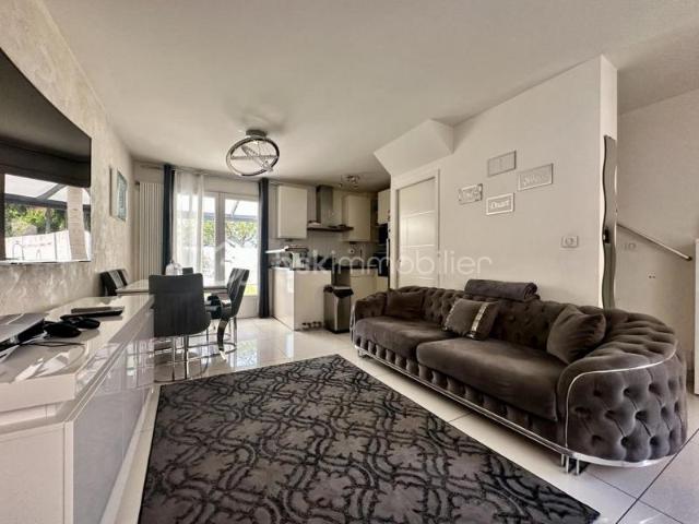 Stains – Rare: 3 maisons, 11 chambres, jardin et parkings – idéal investisseur / famille