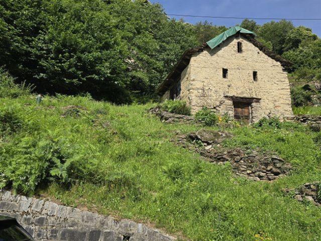 Stall zum Ausbauen und erweitern, ruhige, sonnige Lage /Stalla da ristrutturare con possibilità di ampliamento soleggiata, tranquilla, e bella vista