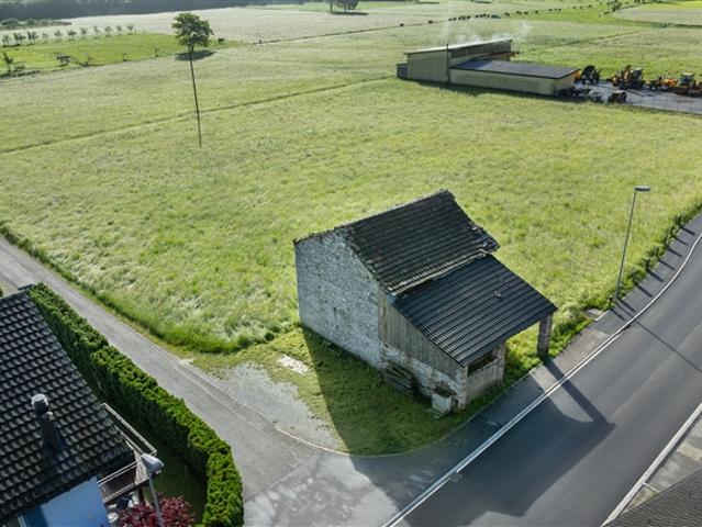Stall soll renoviert werden, mit der Möglichkeit, ein großes Ackerland zu erwerben