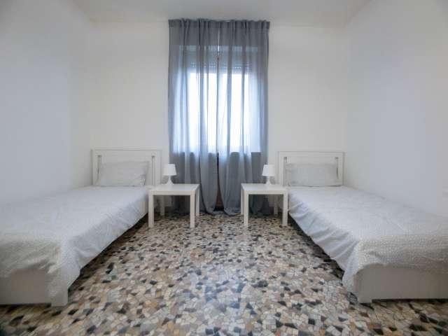 Stanza condivisa in affitto in appartamento con 2 camere da letto a Morivione