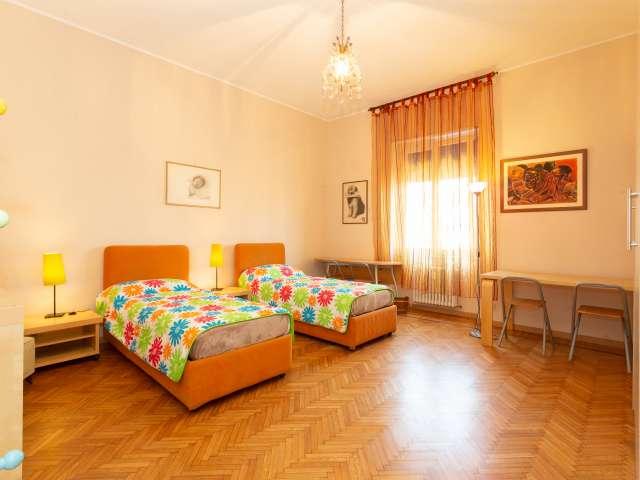 Stanza condivisa in appartamento con 5 camere da letto a Solari, Milano