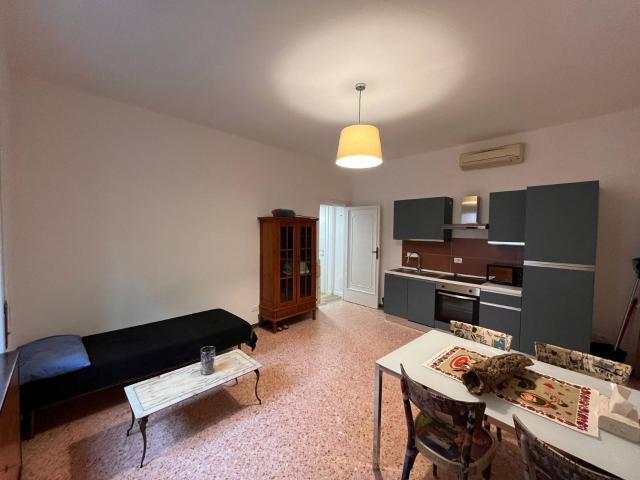 Stanza a Roma Trieste Somalia Salario