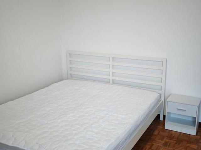 Stanza ammobiliata vicino al centro