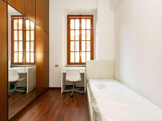 Stanza accogliente in affitto in appartamento con 5 camere da letto nel centro di Milano