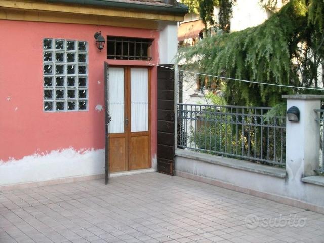 Stanza arredata monolocale con bagno