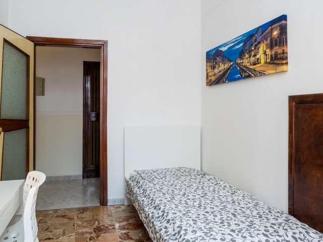 Stanza bianca in appartamento condiviso in Porta de Ticinese, Milano