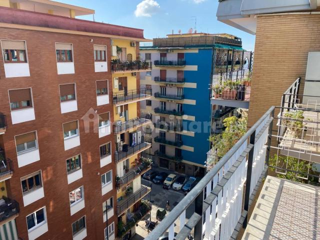 Stanza doppia via Adolfo Omodeo 104, Napoli