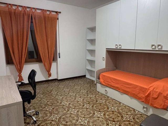 Stanza in casa indipendente in affitto a Napoli