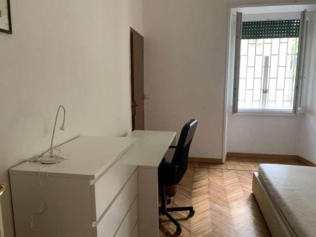 Stanza in affitto in un appartamento con 3 camere da letto a Roma