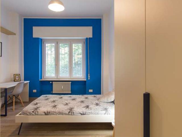 Camera in appartamento condiviso con 4 camere da letto in affitto a Bande Nere, Milano