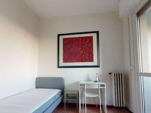 Stanza in affitto in un appartamento con 5 camere da letto a Milano