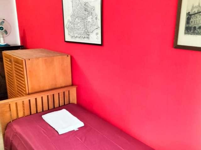 Stanza in affitto in un appartamento con 6 camere da letto, Bovisa, Milano