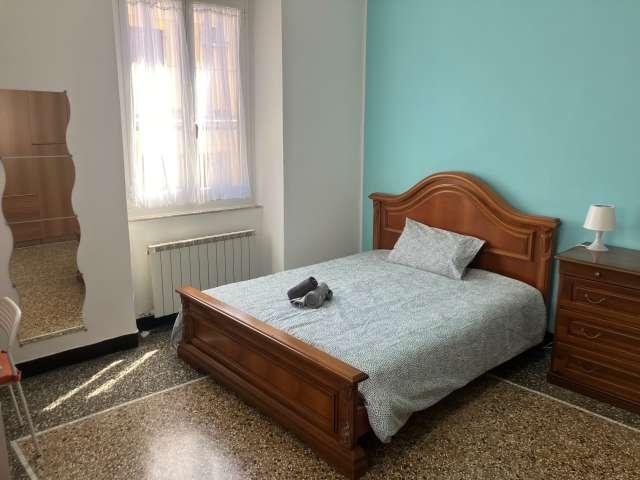 Stanza in affitto in un appartamento condiviso con 4 camere da letto