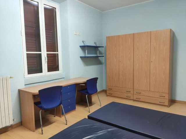 Stanza in affitto in appartamento con 2 camere da letto, Milano