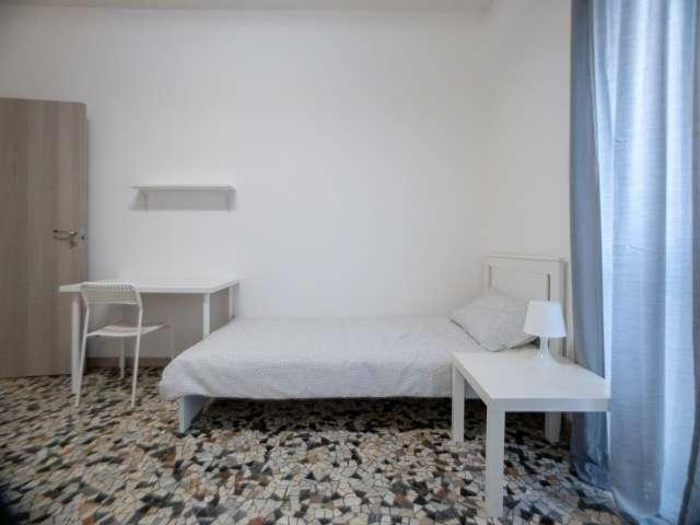 Stanza in affitto in appartamento con 2 camere da letto a Morivione, Milano