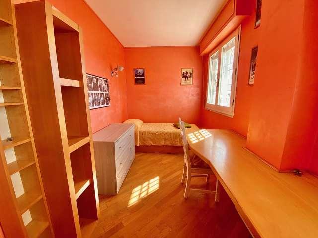 Stanza in affitto in appartamento con 3 camere da letto a Ostiense, Roma