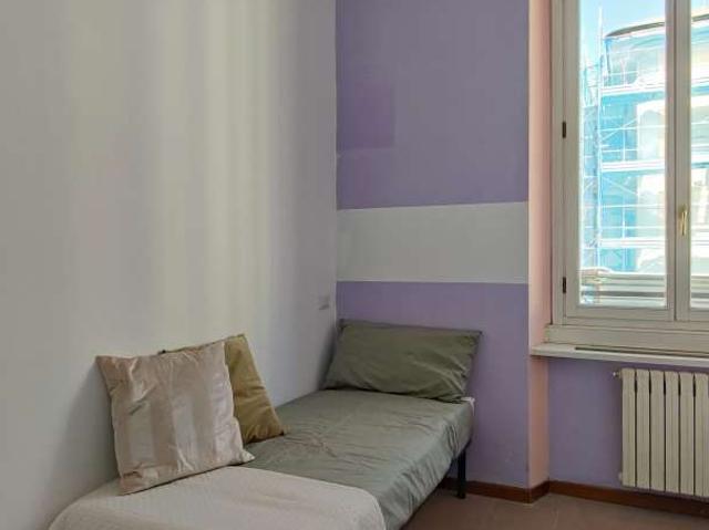 Stanza in affitto in appartamento con 3 camere da letto a Milano